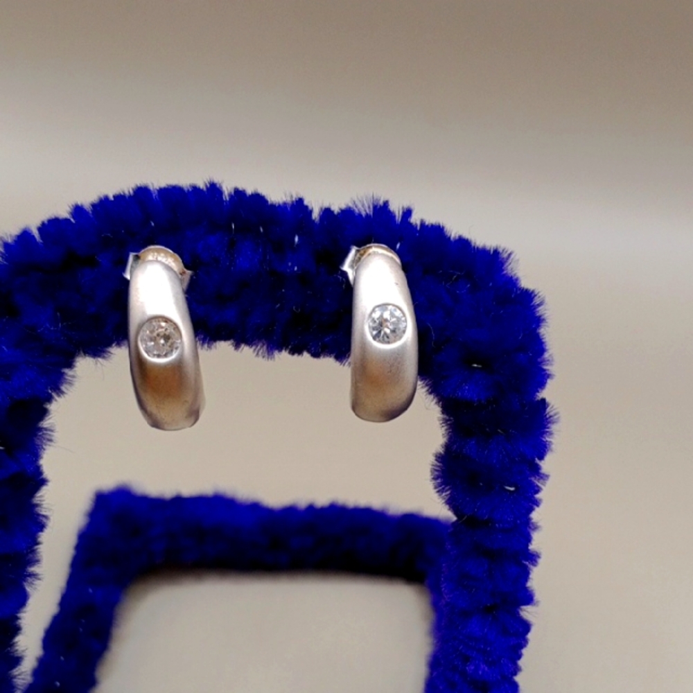 MT Elegant Silver Hoop Earrings